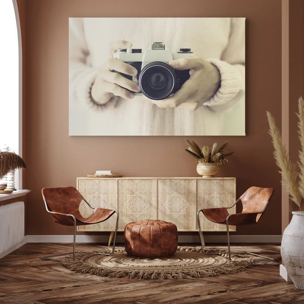 Canvastavla - Bild på duk - Retrokamera som hålls i händerna mot en ljus bakgrund - 70x50cm - För att veta mer... - Modern väggdekoration för vardagsrum och sovrum ARTTOR