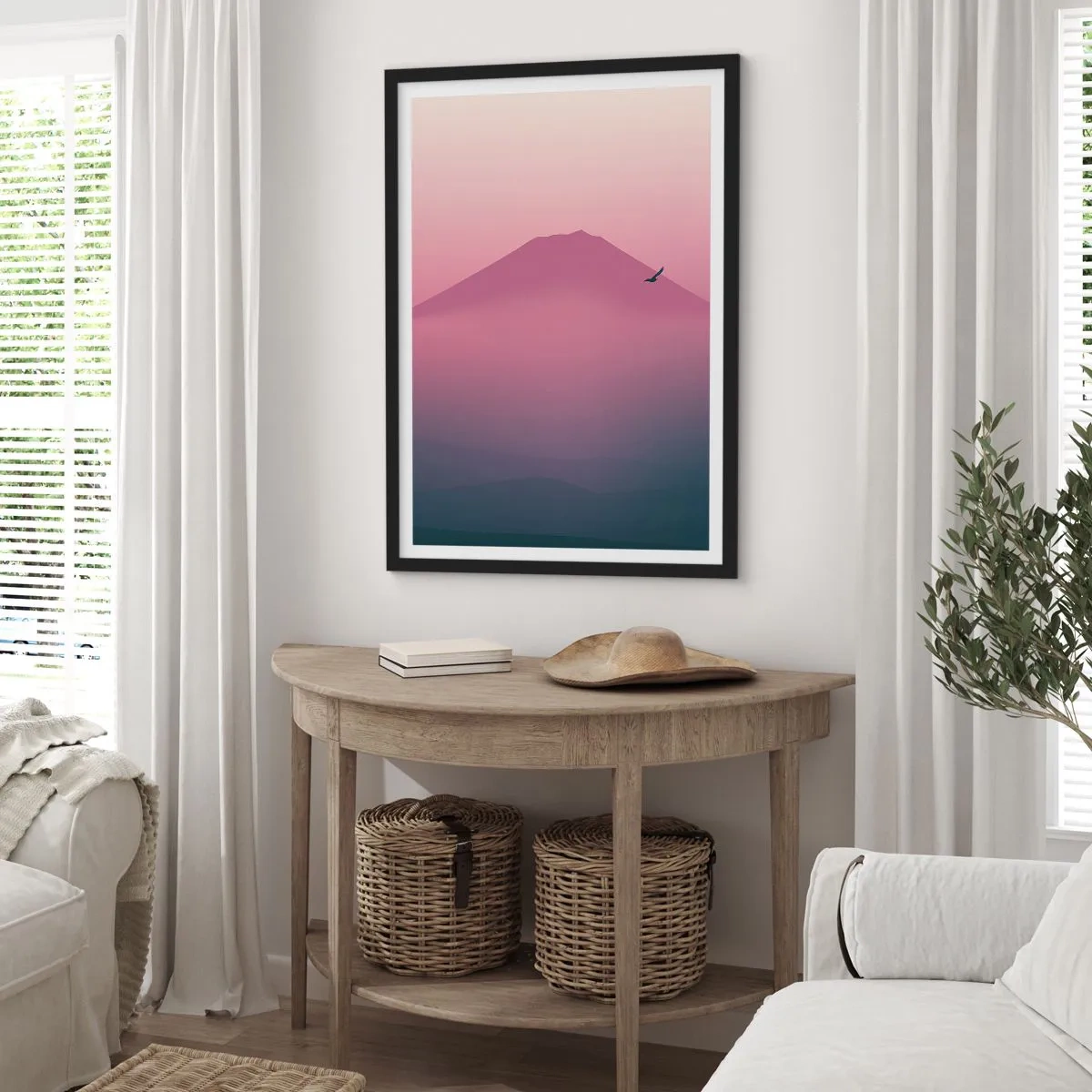 Affisch i svart ram - Ett minimalistiskt bergslandskap i nyanser av rosa och lila - 50x70cm - Vandrare över molnen - Modern väggdekoration för vardagsrum och sovrum ARTTOR