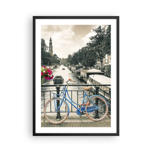 Affisch i svart ram - En blå cykel mot bakgrund av en kanal i Amsterdam - 50x70cm - En Amsterdams gatas färger - Modern väggdekoration för vardagsrum och sovrum ARTTOR