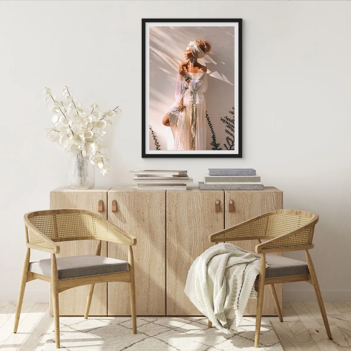 Affisch i svart ram - Snygg kvinna i bohoklänning mot en ljus vägg - 50x70cm - Solen och flickan - Modern väggdekoration för vardagsrum och sovrum ARTTOR
