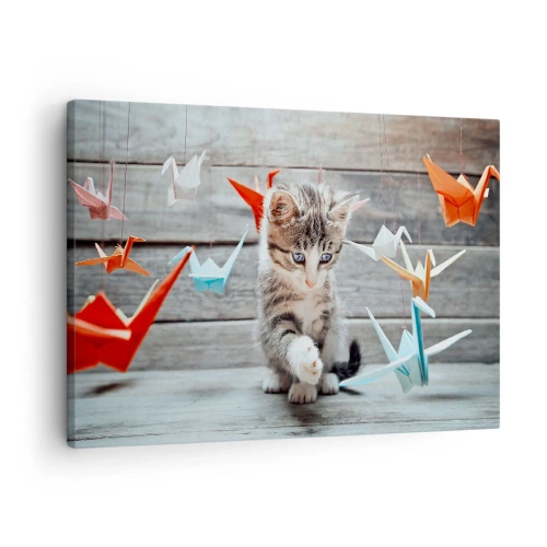 Canvastavla - Bild på duk - En kattunge som leker med hängande origamipapperstranor. - 70x50cm - Första lektionen - Modern väggdekoration för vardagsrum och sovrum ARTTOR