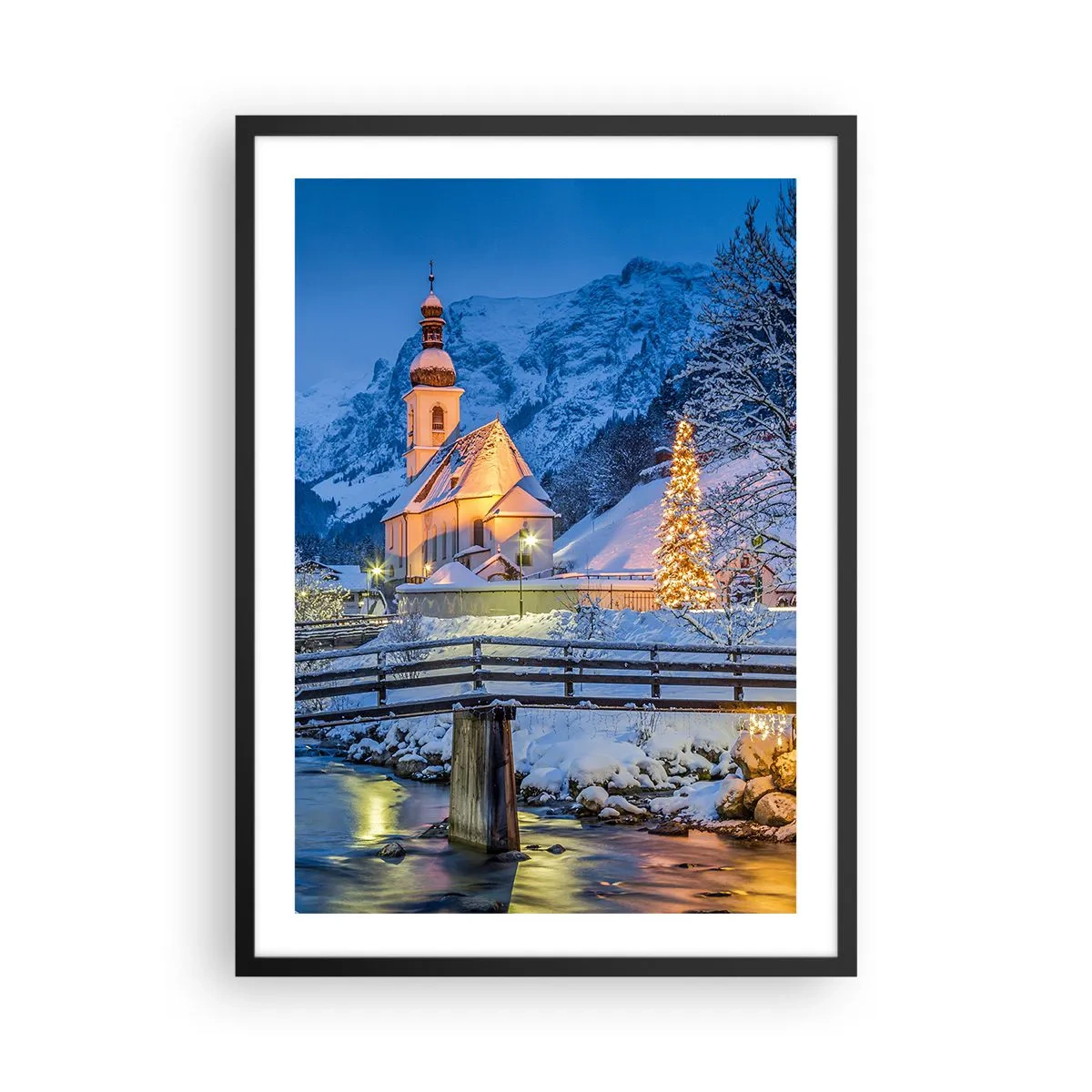 Affisch i svart ram - En kyrka i vintermiljö med julgran och julbelysning - 50x70cm - Julens anda - Modern väggdekoration för vardagsrum och sovrum ARTTOR