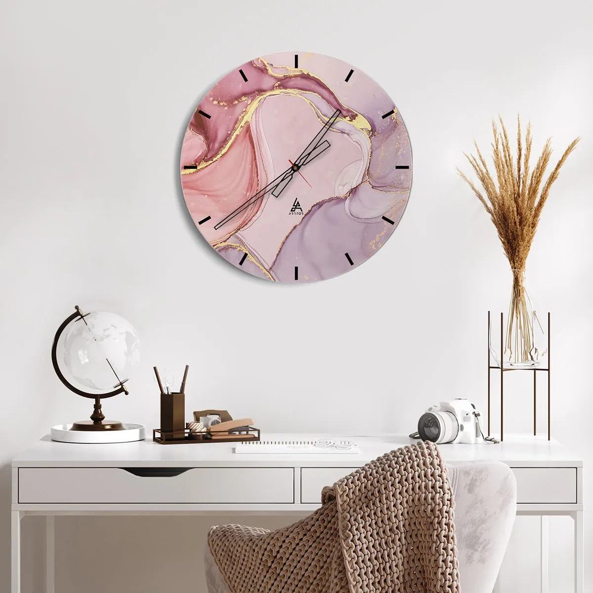 Väggklocka - Klocka på glas - Abstrakt klocka med rosa och guldfärgade accenter - 30x30cm - Färgernas smek - Modern väggdekoration för vardagsrum, kök och sovrum ARTTOR