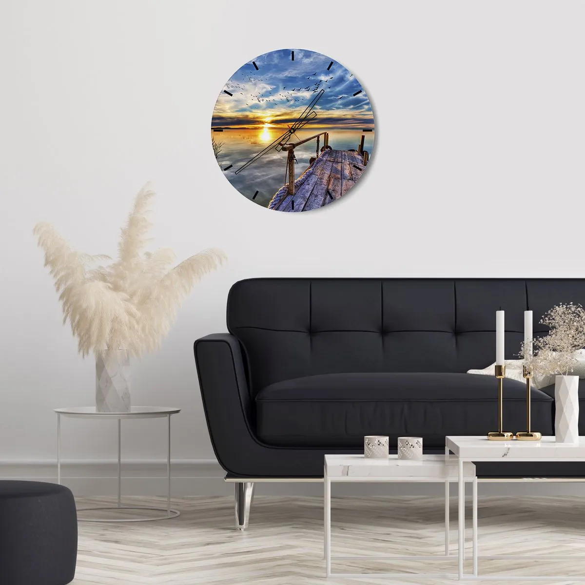 Väggklocka - Klocka på glas - Träbrygga över sjön vid solnedgången - 30x30cm - Vinden lägger sig - Modern väggdekoration för vardagsrum, kök och sovrum ARTTOR