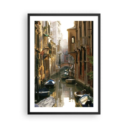 Affisch i svart ram - En venetiansk kanal omgiven av historiska hyreshus - 50x70cm - På en gränd i Venedig - Modern väggdekoration för vardagsrum och sovrum ARTTOR