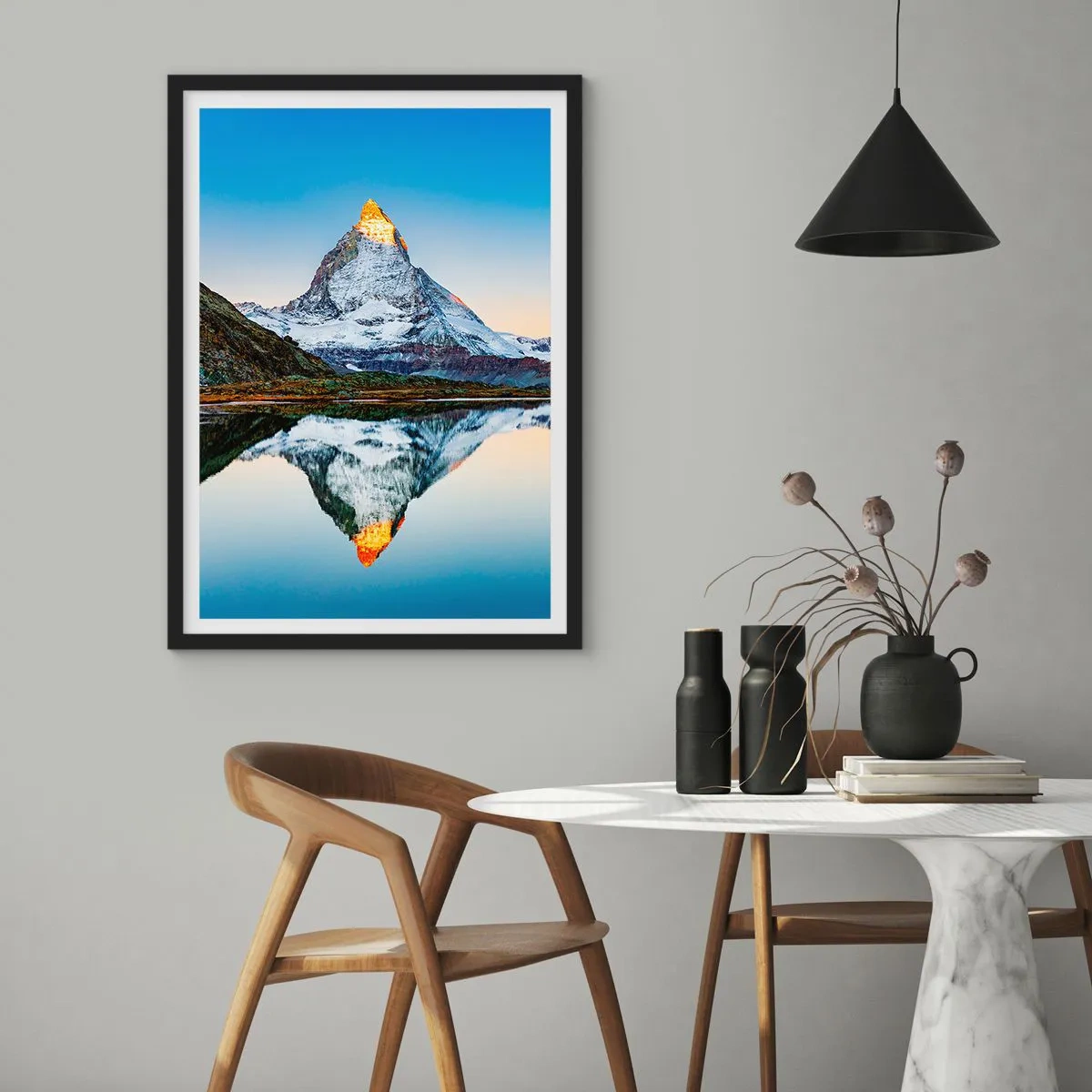 Affisch i svart ram - Ett berg med en snötäckt topp som speglas i en sjö - 50x70cm - Två världar - Modern väggdekoration för vardagsrum och sovrum ARTTOR
