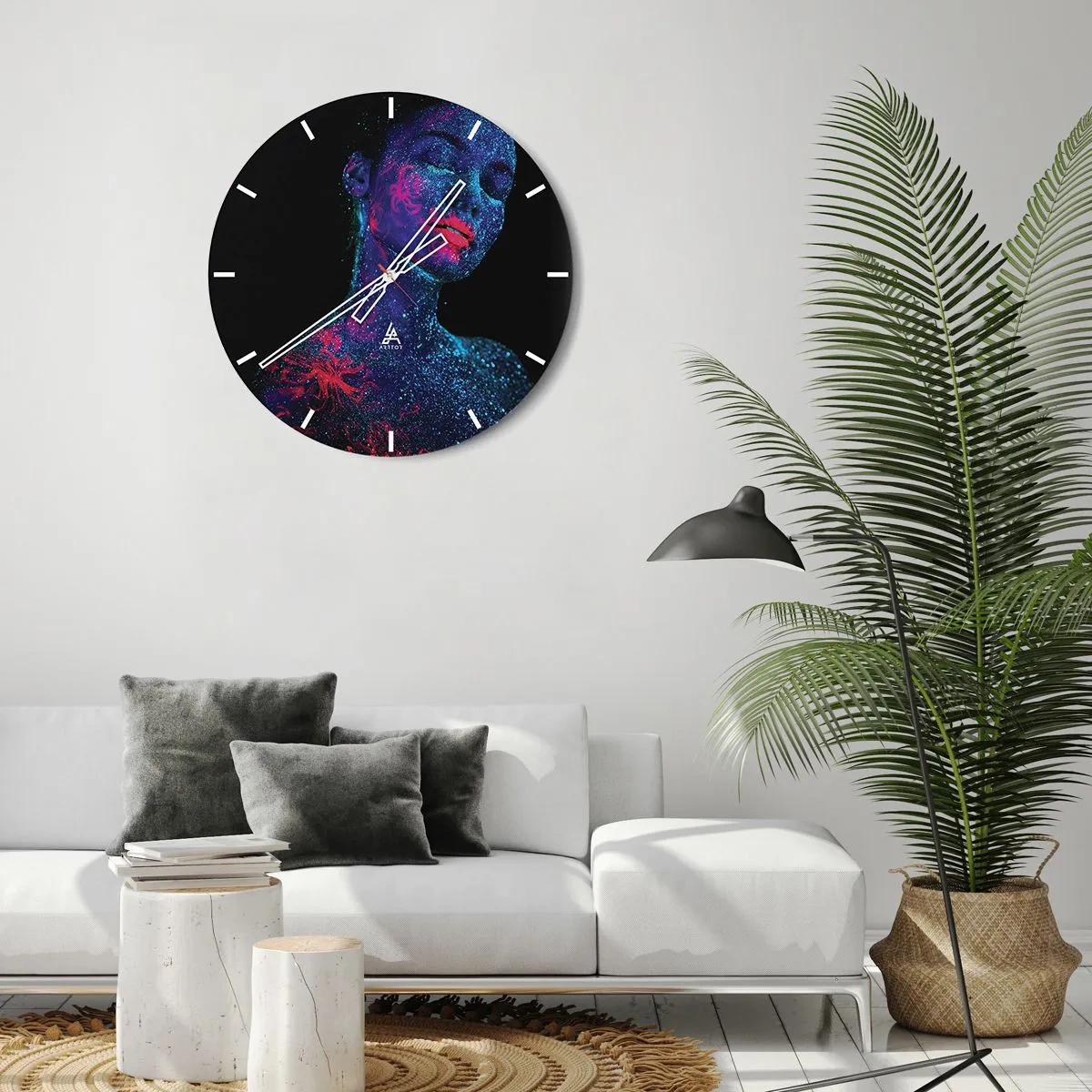 Väggklocka - Klocka på glas - Porträtt av en kvinna med fluorescerande ansiktsmålningar - 30x30cm - I sjärndammet - Modern väggdekoration för vardagsrum, kök och sovrum ARTTOR
