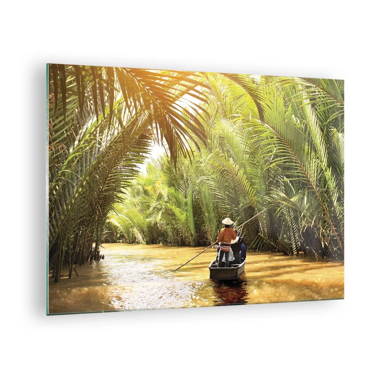 Glastavla - Bild på glas - En båt med en man som ror den seglar genom en palmkantad ravin - 70x50cm - Genom en palmravin - Modern väggdekoration för vardagsrum och sovrum ARTTOR