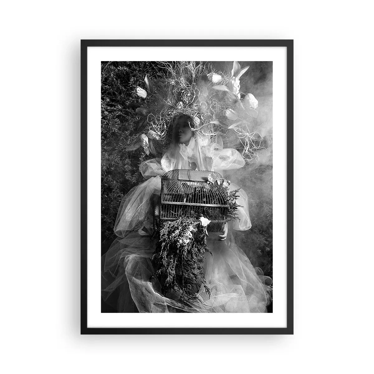 Affisch i svart ram - En kvinna i klänning omgiven av naturen i ett svartvitt fotografi - 50x70cm - Bara Moder - Natur - Modern väggdekoration för vardagsrum och sovrum ARTTOR