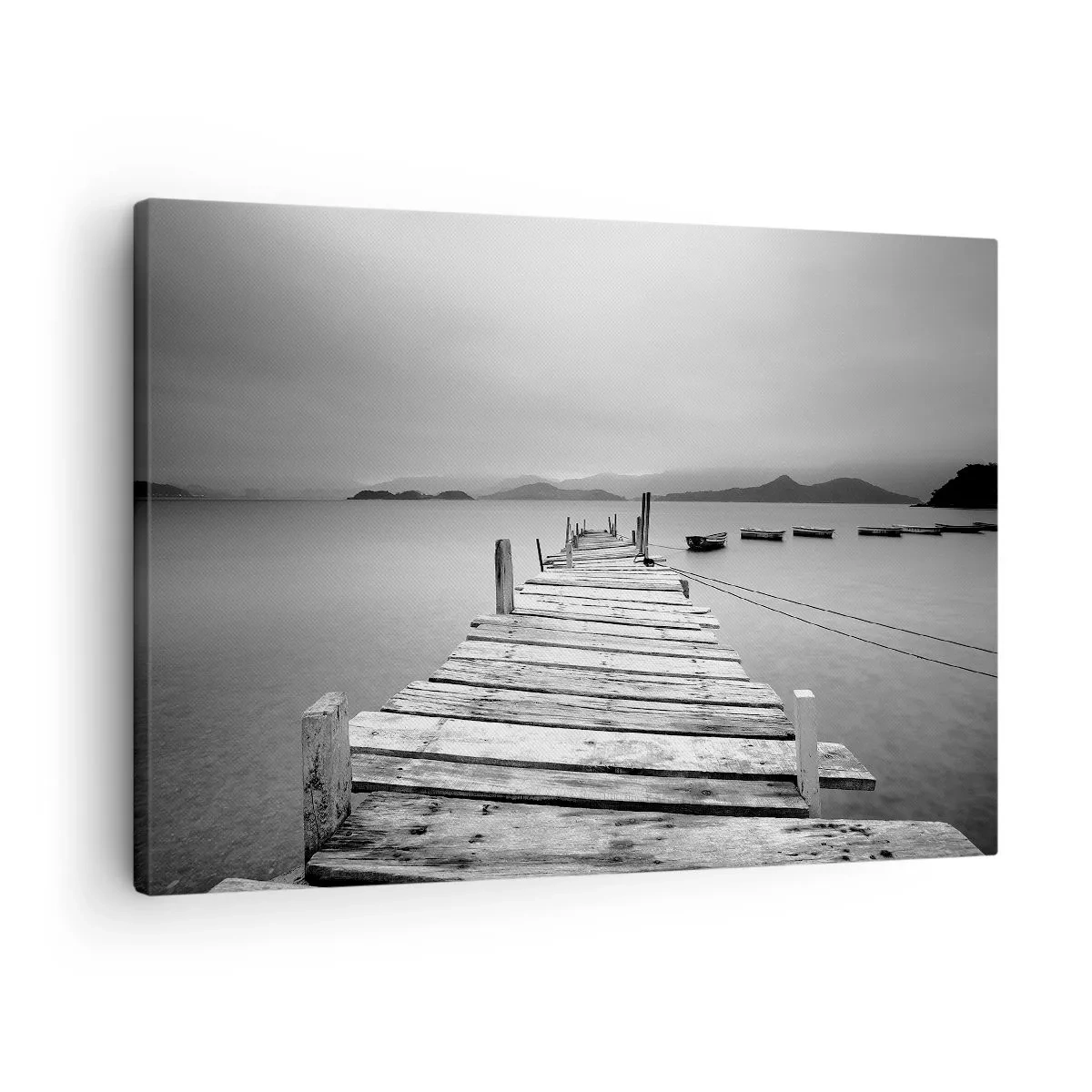 Canvastavla - Bild på duk - En svartvit vy av en träbrygga och en lugn sjö. - 70x50cm - Bortom bergen och hav - Modern väggdekoration för vardagsrum och sovrum ARTTOR