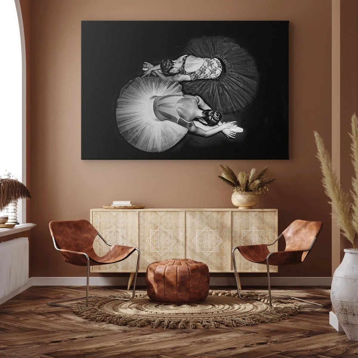 Canvastavla - Bild på duk - En svartvit bild av två ballerinor i en dynamisk pose. - 70x50cm - Jin och jang – den perfekta balansen - Modern väggdekoration för vardagsrum och sovrum ARTTOR