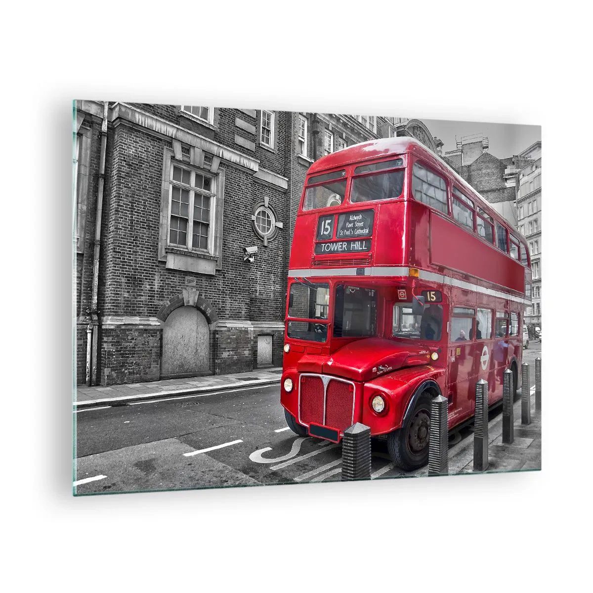 Glastavla - Bild på glas - En röd Londonbuss mot en svartvit gatabakgrund - 70x50cm - Alltid samma - Modern väggdekoration för vardagsrum och sovrum ARTTOR