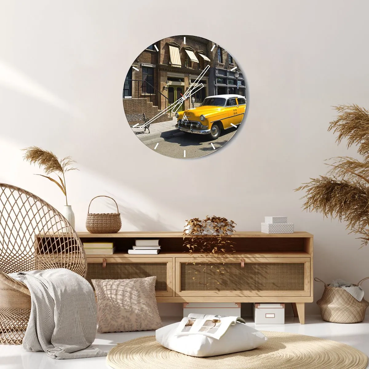 Väggklocka - Klocka på glas - En gul taxi framför en elegant byggnad - 30x30cm - Once Upon a Time in America - Modern väggdekoration för vardagsrum, kök och sovrum ARTTOR