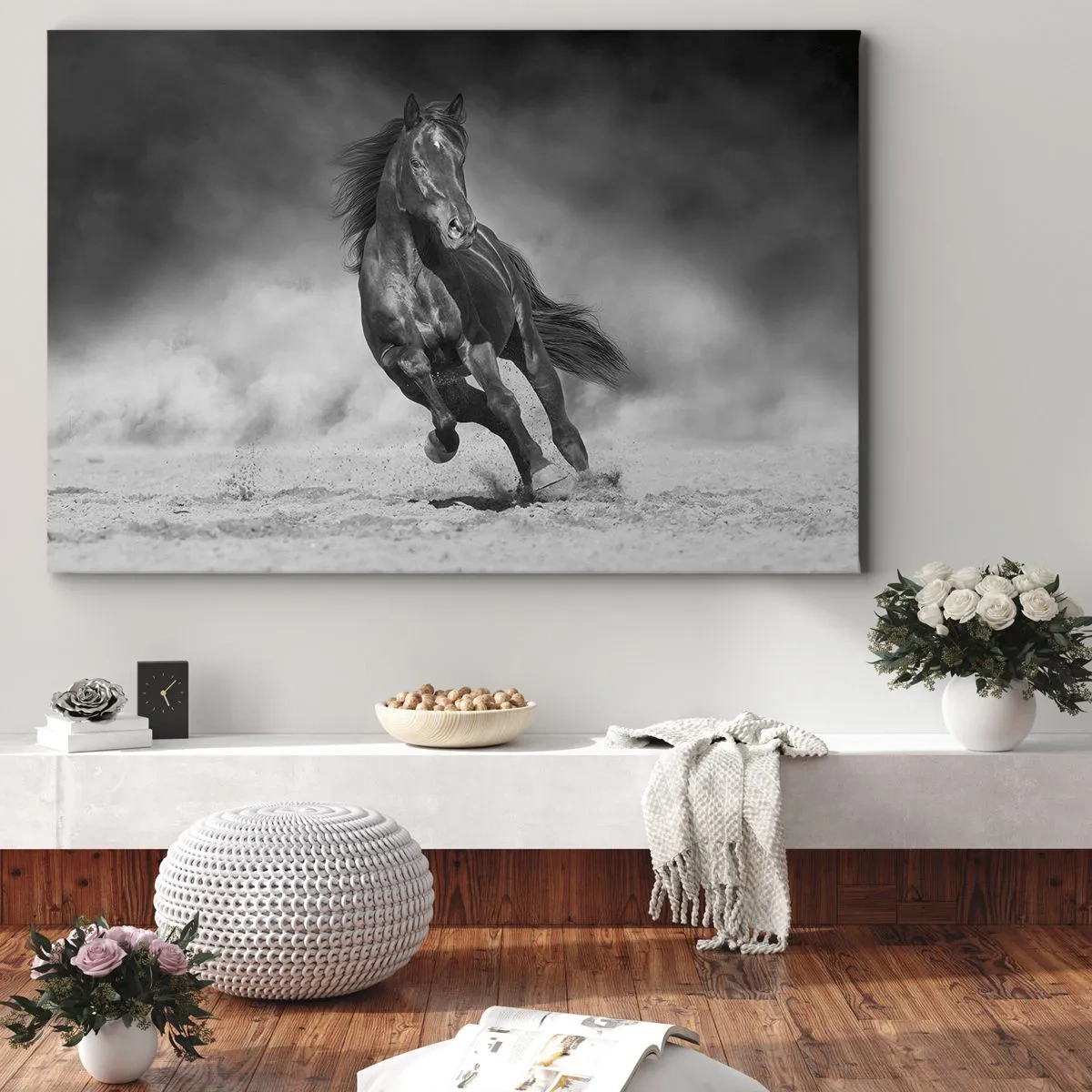 Canvastavla - Bild på duk - En svartvit häst galopperar över sanden - 70x50cm - Värd själva emiren - Modern väggdekoration för vardagsrum och sovrum ARTTOR