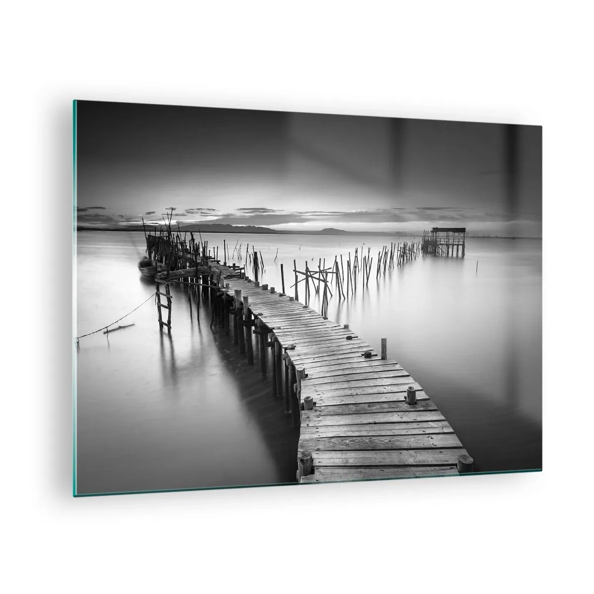 Glastavla - Bild på glas - En svartvit vy av en träbrygga över vattnet - 70x50cm - Den glömda strandens ro - Modern väggdekoration för vardagsrum och sovrum ARTTOR