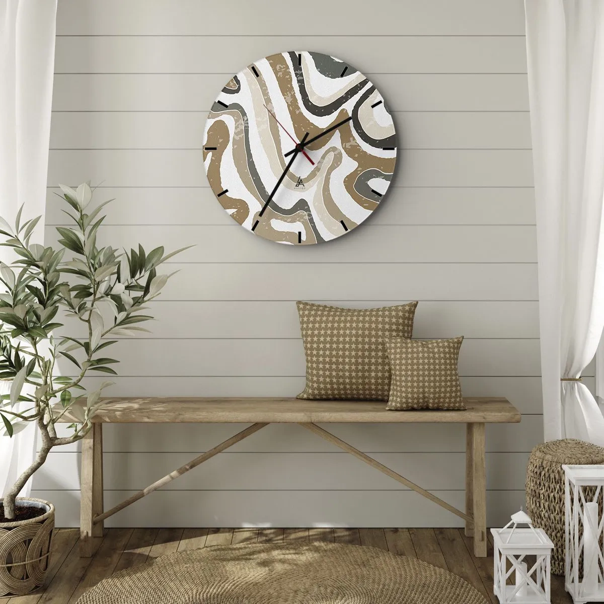 Väggklocka - Klocka på glas - Slingrande jordfärgade ränder på vit bakgrund - 30x30cm - Meandrar av jordnära färger - Modern väggdekoration för vardagsrum, kök och sovrum ARTTOR