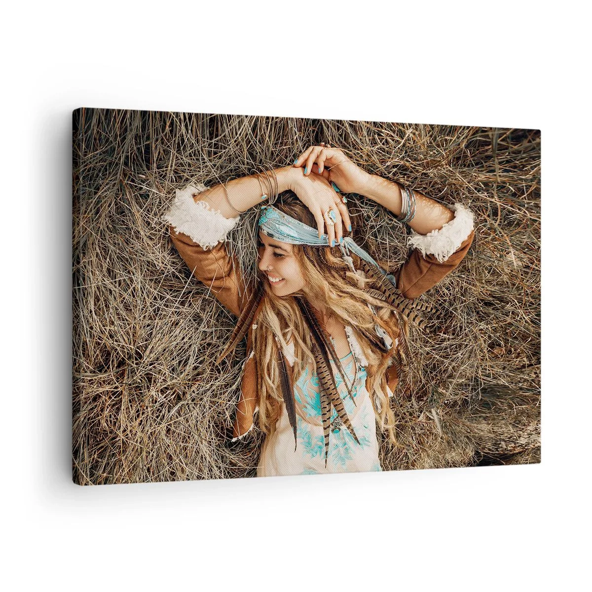 Canvastavla - Bild på duk - Boho stil kvinna liggande på hö - 70x50cm - På väg till kärlekens sommar - Modern väggdekoration för vardagsrum och sovrum ARTTOR