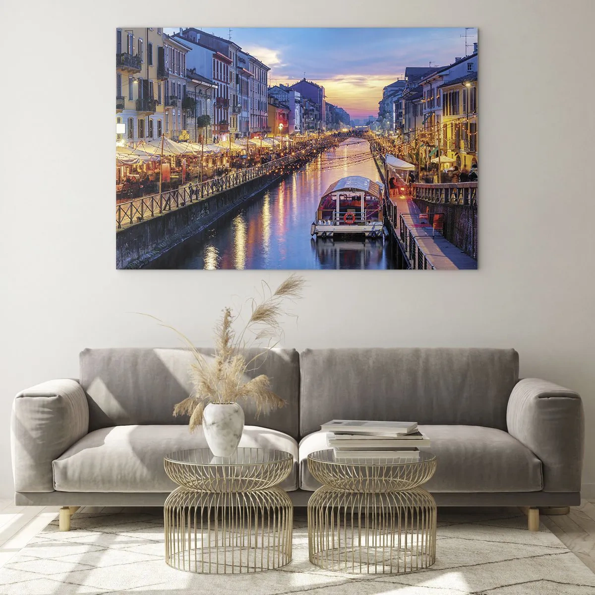 Glastavla - Bild på glas - Kvällsvy över den upplysta kanalen med båtar och kaféer - 70x50cm - Ljusets och nöjets kväll - Modern väggdekoration för vardagsrum och sovrum ARTTOR