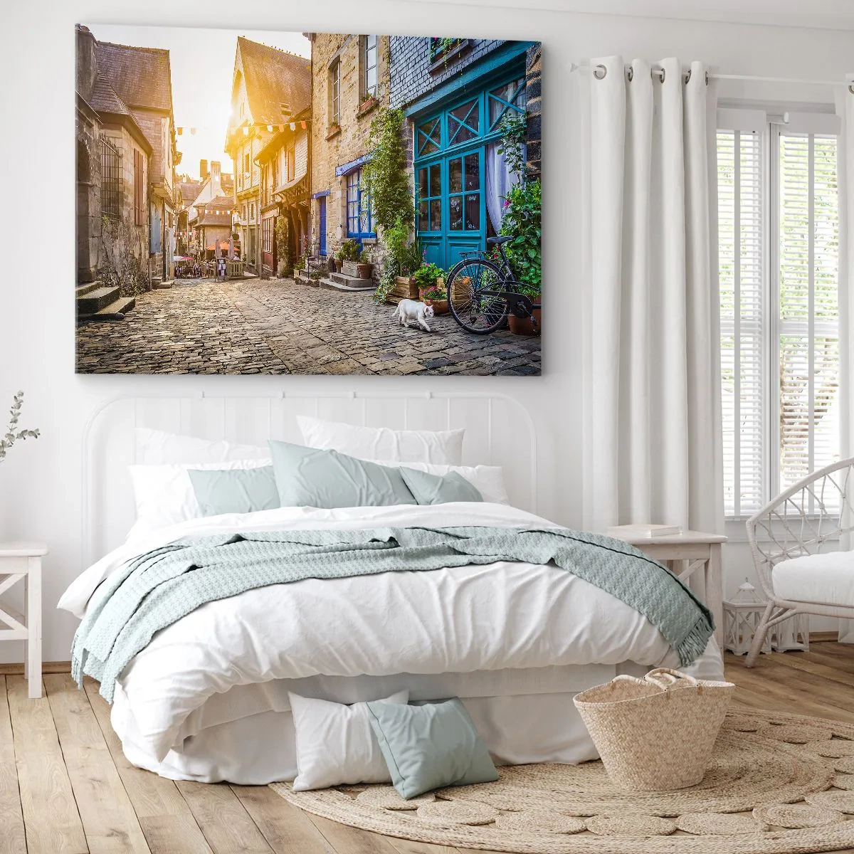 Canvastavla - Bild på duk - En charmig gata med stenbeläggning i solljuset - 70x50cm - Stadens vita ande - Modern väggdekoration för vardagsrum och sovrum ARTTOR