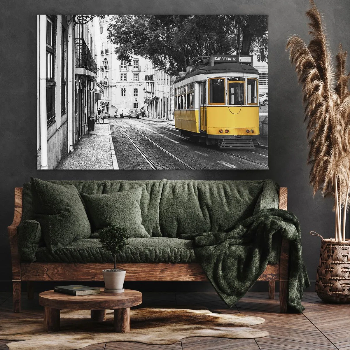 Canvastavla - Bild på duk - En gul spårvagn mot bakgrund av en svartvit gata - 70x50cm - Och en fado i bakgrunden - Modern väggdekoration för vardagsrum och sovrum ARTTOR