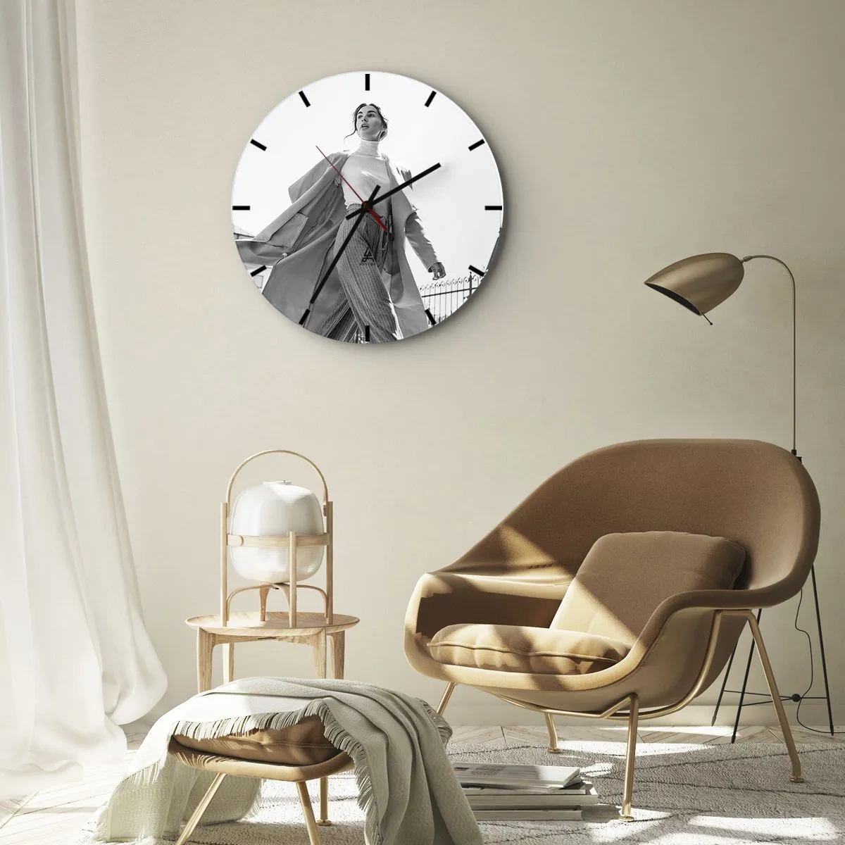 Väggklocka - Klocka på glas - En elegant kvinna i rörelse mot bakgrund av urban arkitektur - 30x30cm - Följer du med mig? - Modern väggdekoration för vardagsrum, kök och sovrum ARTTOR