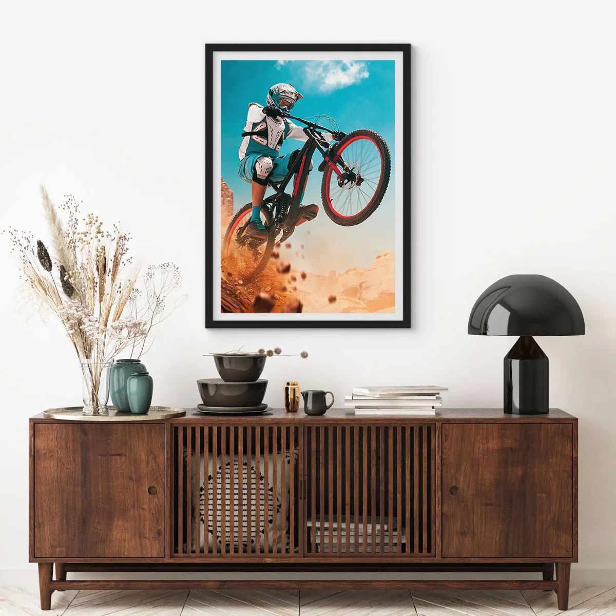 Affisch i svart ram - En mountainbiker utför ett dynamiskt hopp mot ett ökenlandskap. - 50x70cm - Cykelgalning - Modern väggdekoration för vardagsrum och sovrum ARTTOR