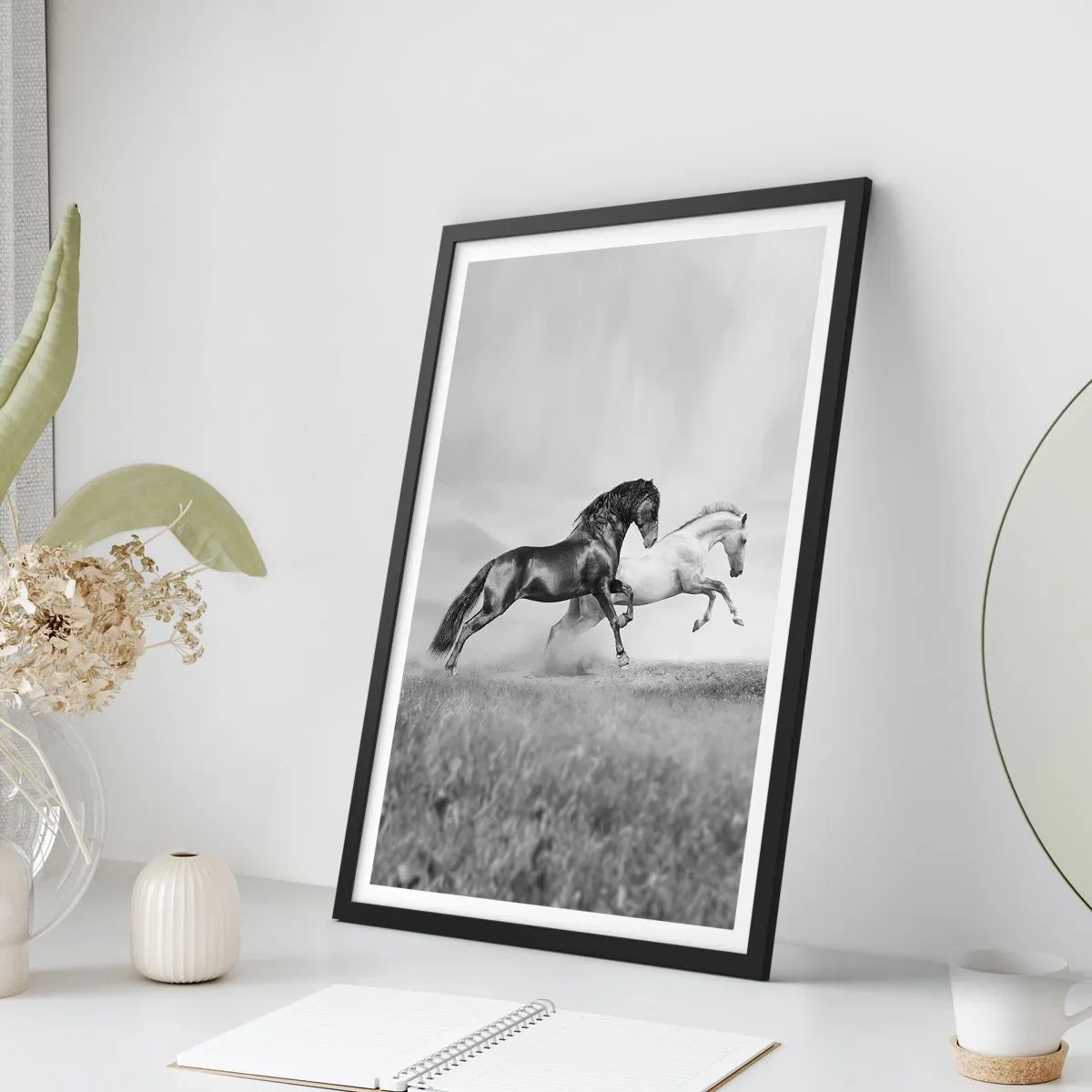 Affisch i svart ram - Änglar och demoner - 70x100 cm