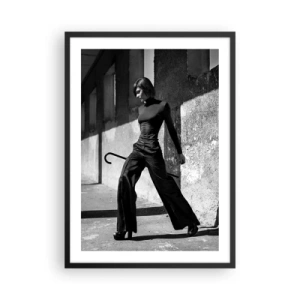 Affisch i svart ram - En kvinna i en elegant klädsel med käpp mot bakgrund av stram arkitektur - 50x70cm -  Stadselegans - Modern väggdekoration för vardagsrum och sovrum ARTTOR