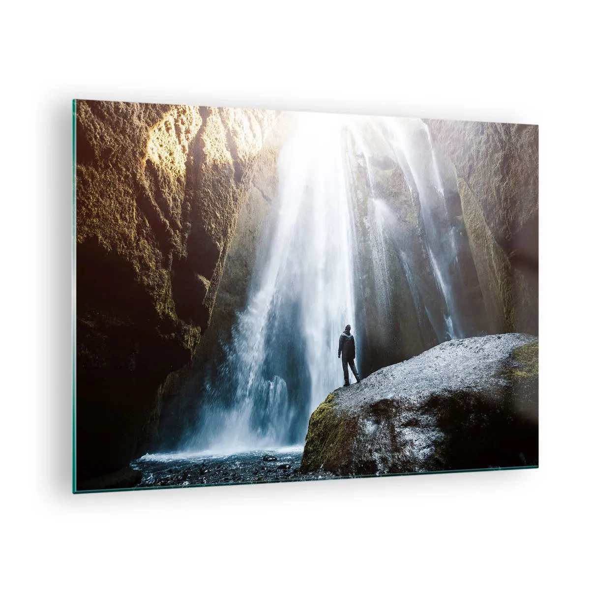Glastavla - Bild på glas - En man som står på en sten framför ett kraftfullt vattenfall i solljuset - 70x50cm - Proportioner återställs - Modern väggdekoration för vardagsrum och sovrum ARTTOR