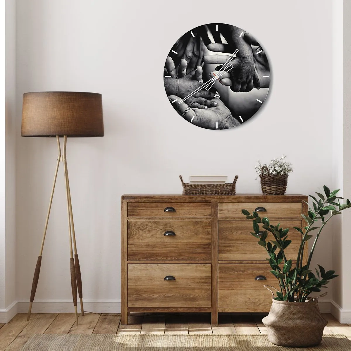 Väggklocka - Klocka på glas - Händer som rör vid varandra i en gest av enighet - 30x30cm - Att vara människa - Modern väggdekoration för vardagsrum, kök och sovrum ARTTOR