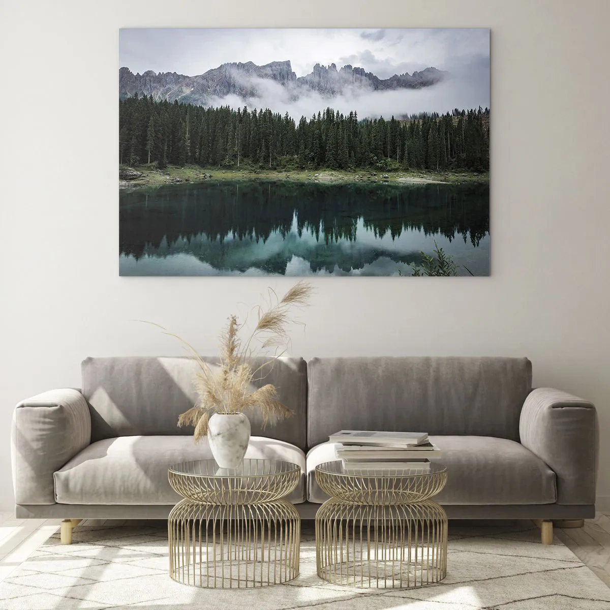 Glastavla - Bild på glas - Berglandskap med en sjö och skog som speglas i vattnet - 70x50cm - Tyst, tyst, väck inte sovande vatten... - Modern väggdekoration för vardagsrum och sovrum ARTTOR