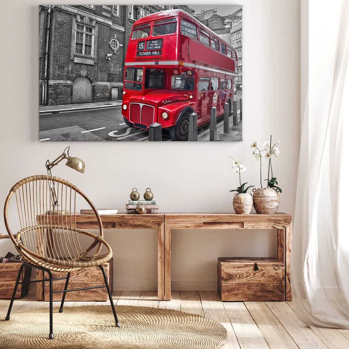 Canvastavla - Bild på duk - En röd dubbeldäckarbuss i London mot en bakgrund av klassisk arkitektur - 70x50cm - Alltid samma - Modern väggdekoration för vardagsrum och sovrum ARTTOR