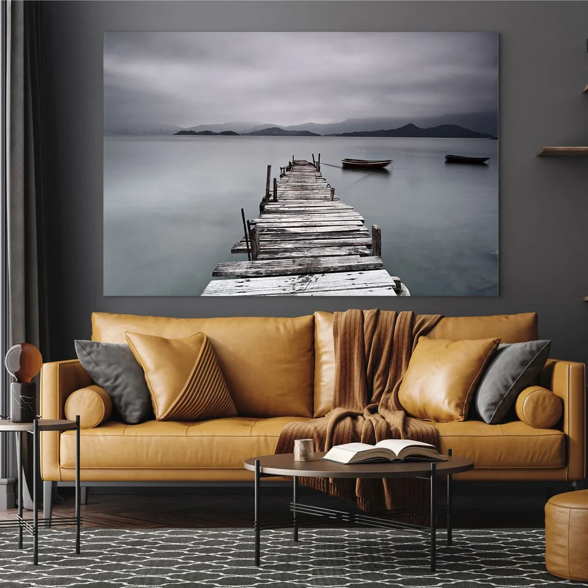 Glastavla - Bild på glas - En träbrygga vid en sjö på en dimmig dag - 70x50cm - Imorgon kan du ge dig iväg - Modern väggdekoration för vardagsrum och sovrum ARTTOR
