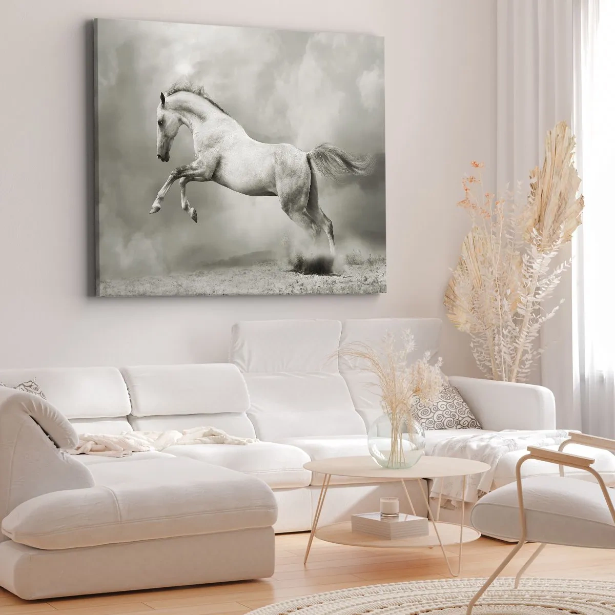 Canvastavla - Bild på duk - En vit häst i ett dynamiskt hopp mot bakgrund av dimmiga moln. - 70x50cm - Mellan dröm och sömn - Modern väggdekoration för vardagsrum och sovrum ARTTOR