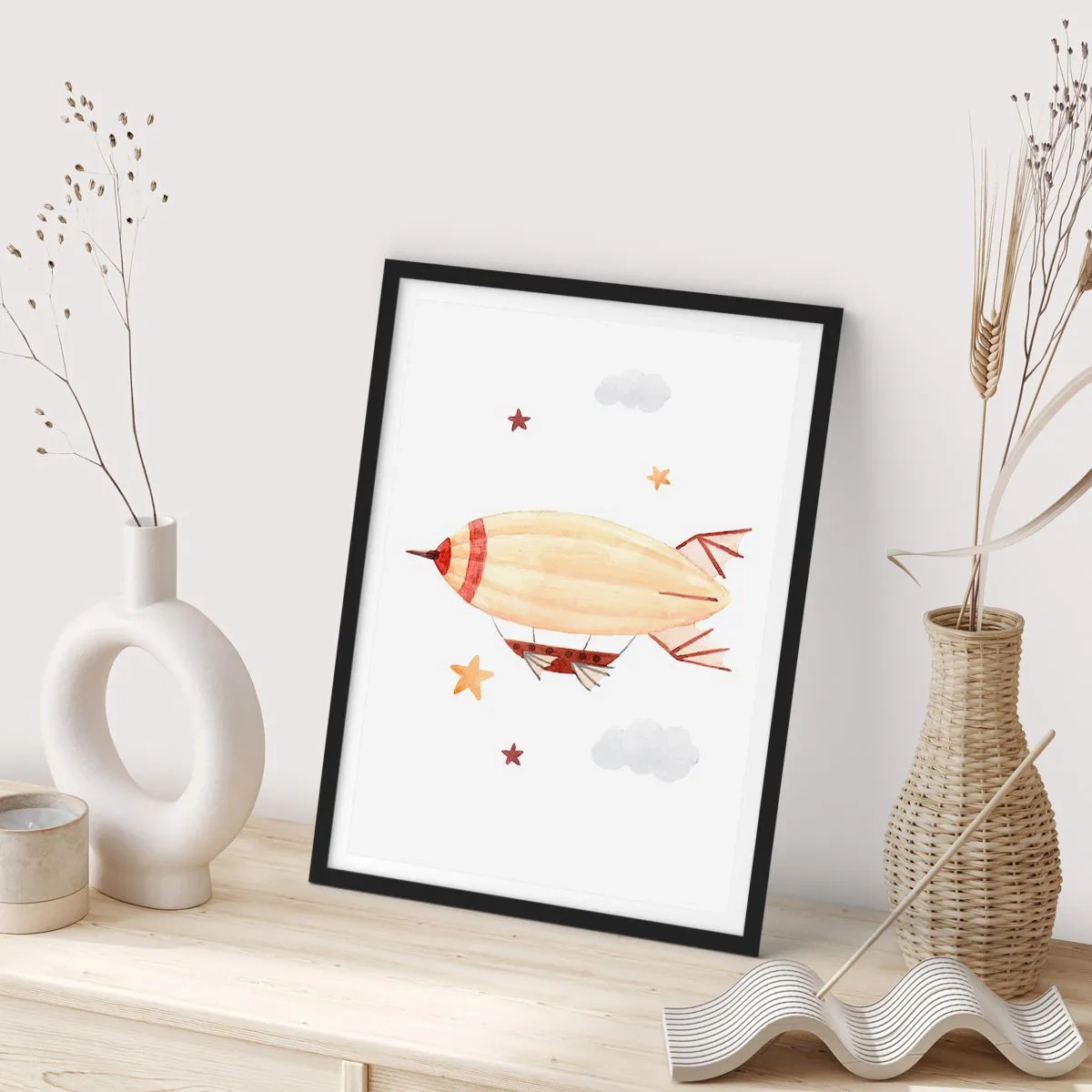 Affisch i svart ram - Ett akvarellluftskepp som svävar bland stjärnorna och molnen. - 50x70cm - Luftskepp - Modern väggdekoration för vardagsrum och sovrum ARTTOR