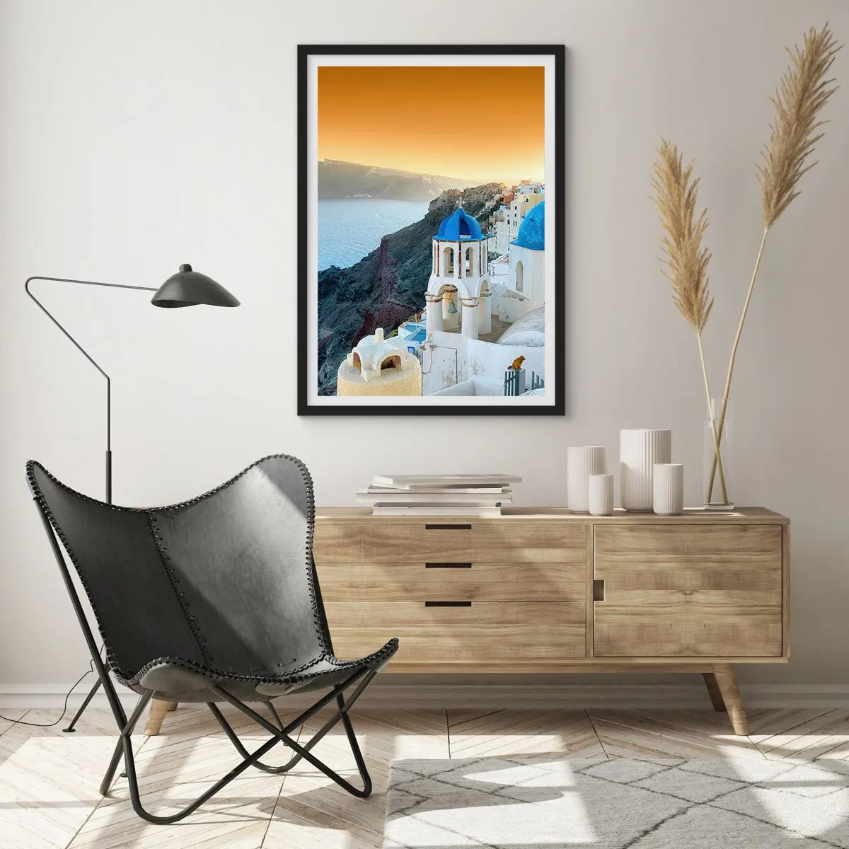 Affisch i svart ram - Santorini med sina vita hus och blå kupoler - 50x70cm - Santorini - inbäddat i berg - Modern väggdekoration för vardagsrum och sovrum ARTTOR