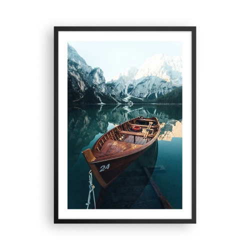 Affisch i svart ram - En träbåt på en lugn sjö omgiven av berg - 50x70cm - Som målat på glas - Modern väggdekoration för vardagsrum och sovrum ARTTOR