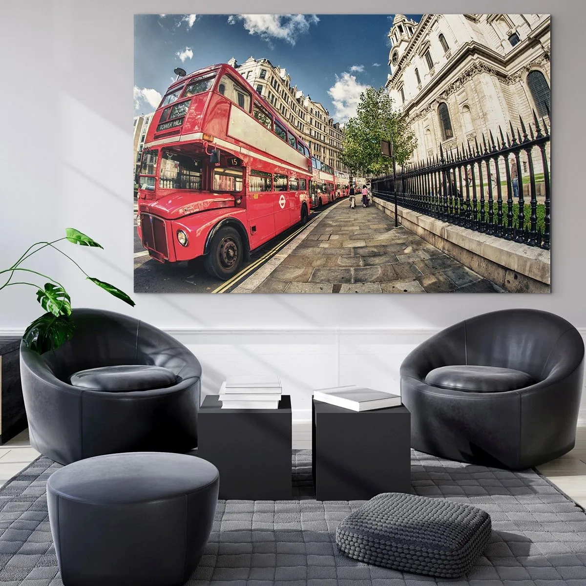Glastavla - Bild på glas - En röd dubbeldäckarbuss i en stadsmiljö - 70x50cm - Londongata i grå och röd - Modern väggdekoration för vardagsrum och sovrum ARTTOR