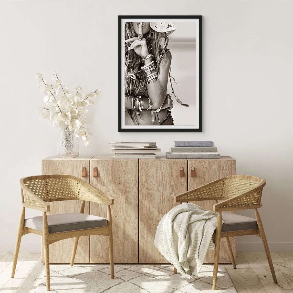 Affisch i svart ram - Snygg kvinna i smycken som gör en tystnadsgest - 50x70cm - Som flickorna brukar - Modern väggdekoration för vardagsrum och sovrum ARTTOR