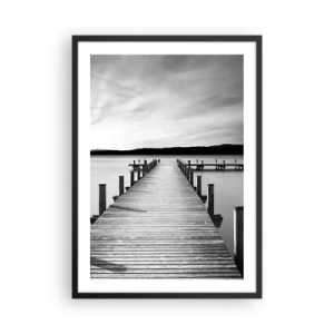 Affisch i svart ram - Träbrygga över en lugn sjö i svartvitt - 50x70cm - Vattnet - lugnet - Modern väggdekoration för vardagsrum och sovrum ARTTOR