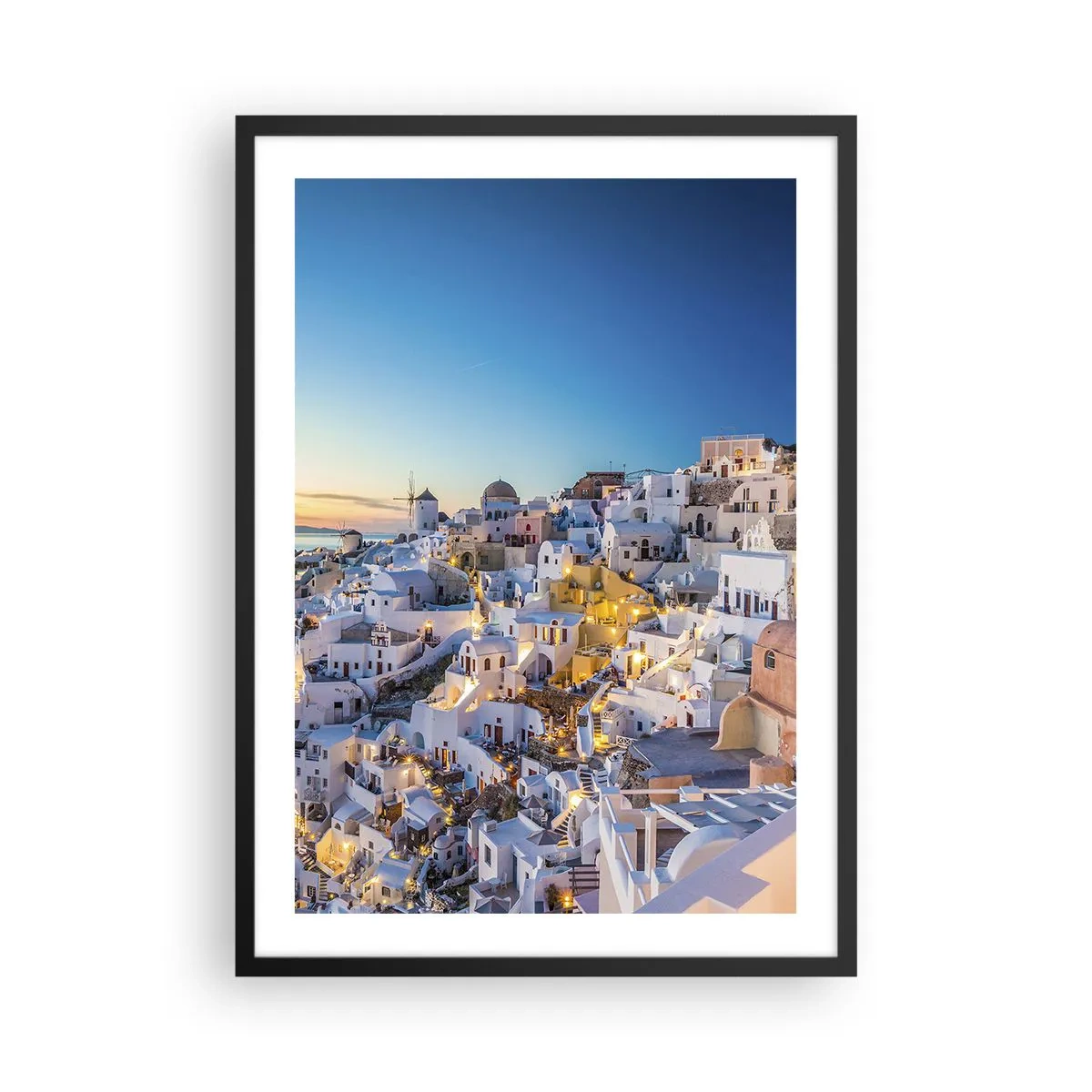 Affisch i svart ram - Utsikt över de upplysta husen på Santorini vid solnedgången - 50x70cm - Grekhetens essäns - Modern väggdekoration för vardagsrum och sovrum ARTTOR