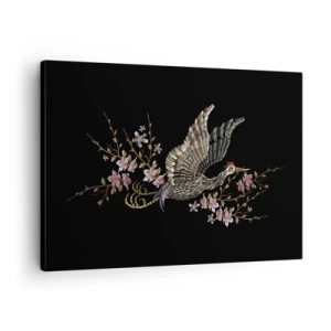 Canvastavla - Bild på duk - En fågel i flykt med blommor mot svart bakgrund - 70x50cm - Exotisk, broderad fågel - Modern väggdekoration för vardagsrum och sovrum ARTTOR
