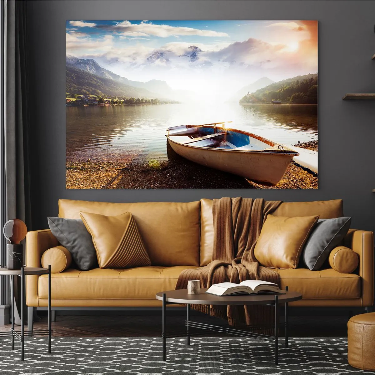 Glastavla - Bild på glas - En båt på en sjö omgiven av berg vid soluppgången - 70x50cm - Vid ett stort och rent vatten - Modern väggdekoration för vardagsrum och sovrum ARTTOR