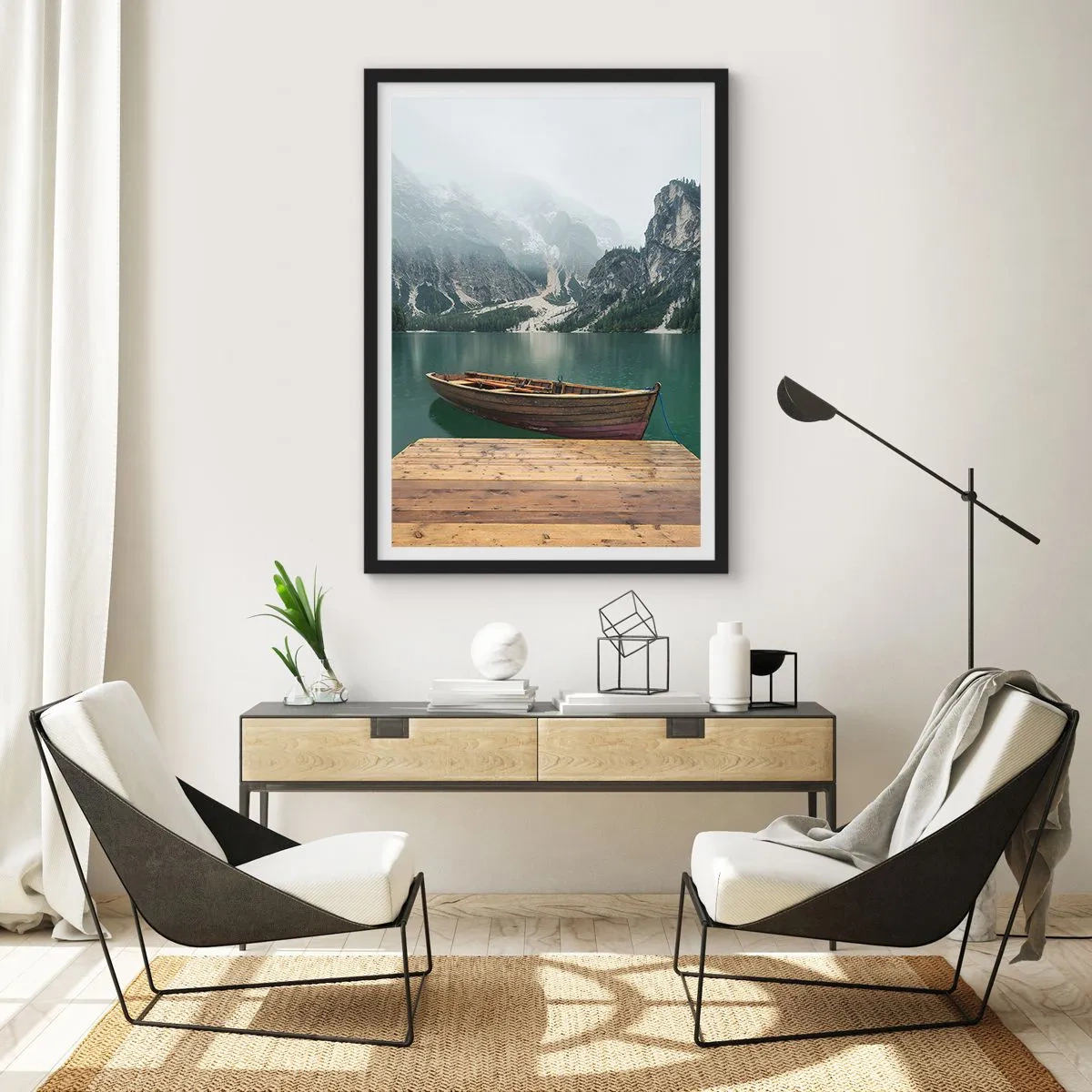 Affisch i svart ram - En båt vid piren med berg och en sjö i bakgrunden - 50x70cm - Naturens mäktighet - Modern väggdekoration för vardagsrum och sovrum ARTTOR