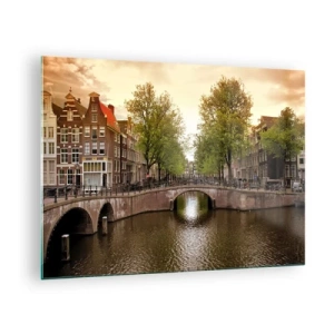 Glastavla - Bild på glas - En kanal och en bro omgiven av hyreshus i Amsterdam - 70x50cm - Med båt eller cykel? - Modern väggdekoration för vardagsrum och sovrum ARTTOR