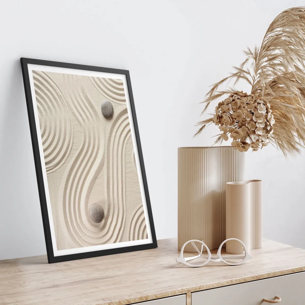 Affisch i svart ram - En minimalistisk komposition av en japansk zenträdgård med stenar - 50x70cm - Värmens beröring - Modern väggdekoration för vardagsrum och sovrum ARTTOR