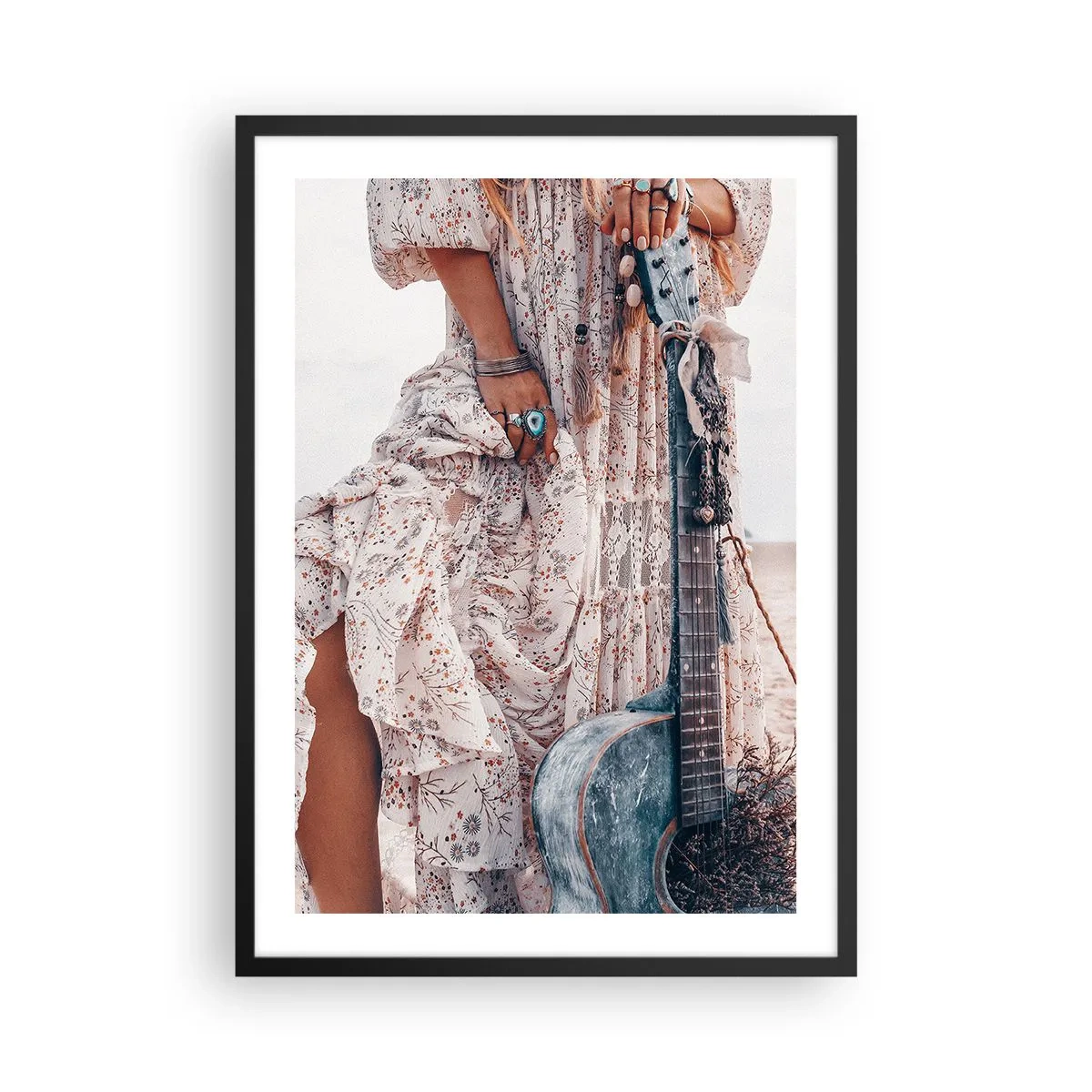 Affisch i svart ram - Ett fragment av en klänning med ornament och en gitarr i boho-stil - 50x70cm - Flower power på väg - Modern väggdekoration för vardagsrum och sovrum ARTTOR