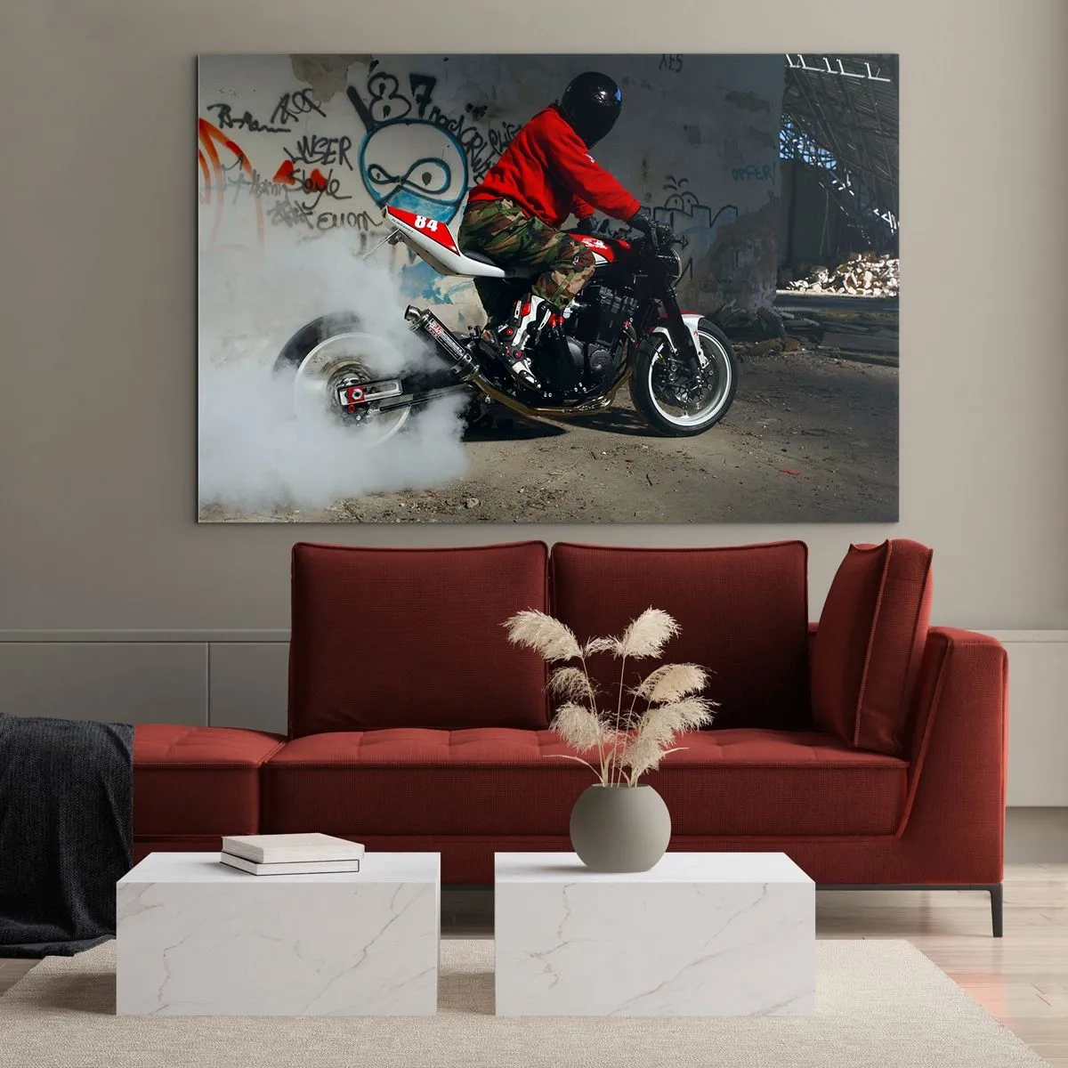 Glastavla - Bild på glas - Motorcyklist i aktion i en industriell miljö - 70x50cm - Jaga mig! - Modern väggdekoration för vardagsrum och sovrum ARTTOR