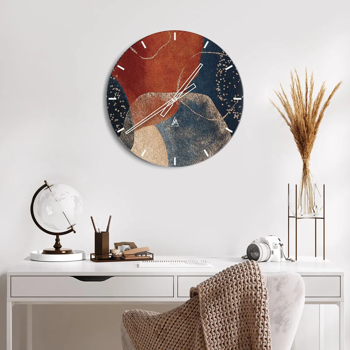 Väggklocka - Klocka på glas - Färgglada abstrakta former i guld och marinblått - 30x30cm - Existensens lätthet - Modern väggdekoration för vardagsrum, kök och sovrum ARTTOR