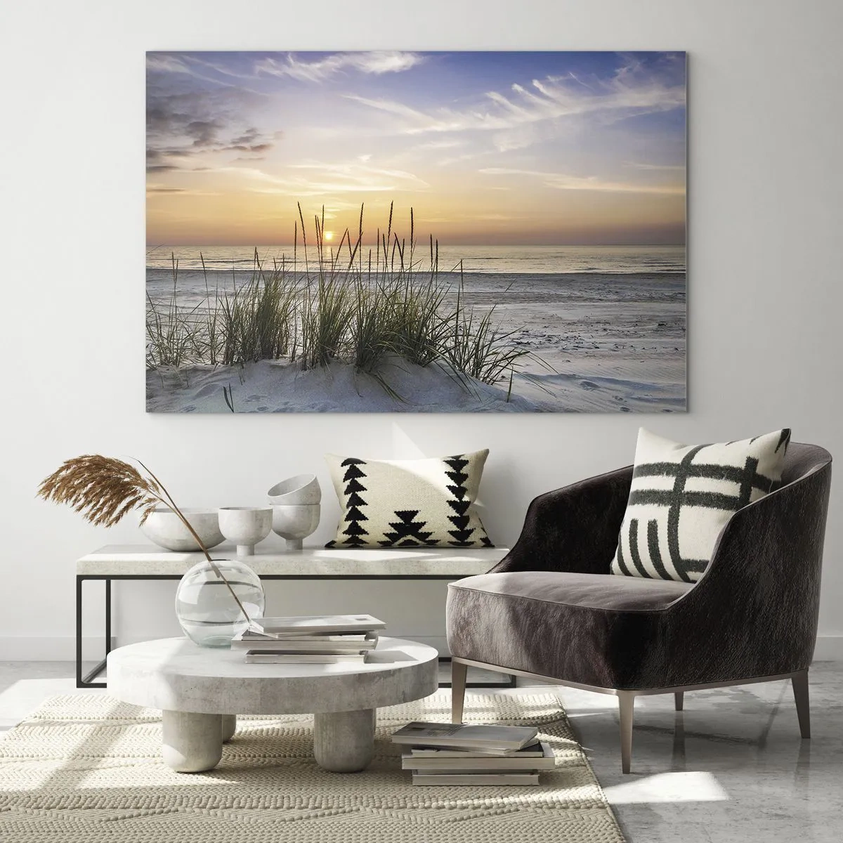 Glastavla - Bild på glas - Solnedgång över en gräsbevuxen strand - 70x50cm - Titta, tänk, känn - Modern väggdekoration för vardagsrum och sovrum ARTTOR